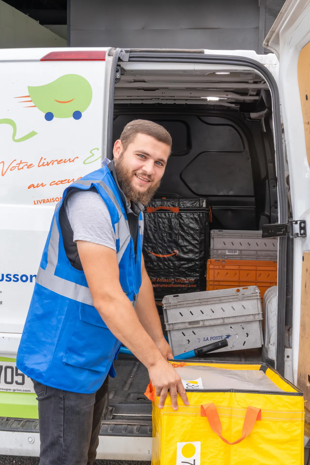 Un livreur récupère un colis prêt à être livré, illustrant l’efficacité du service de livraison