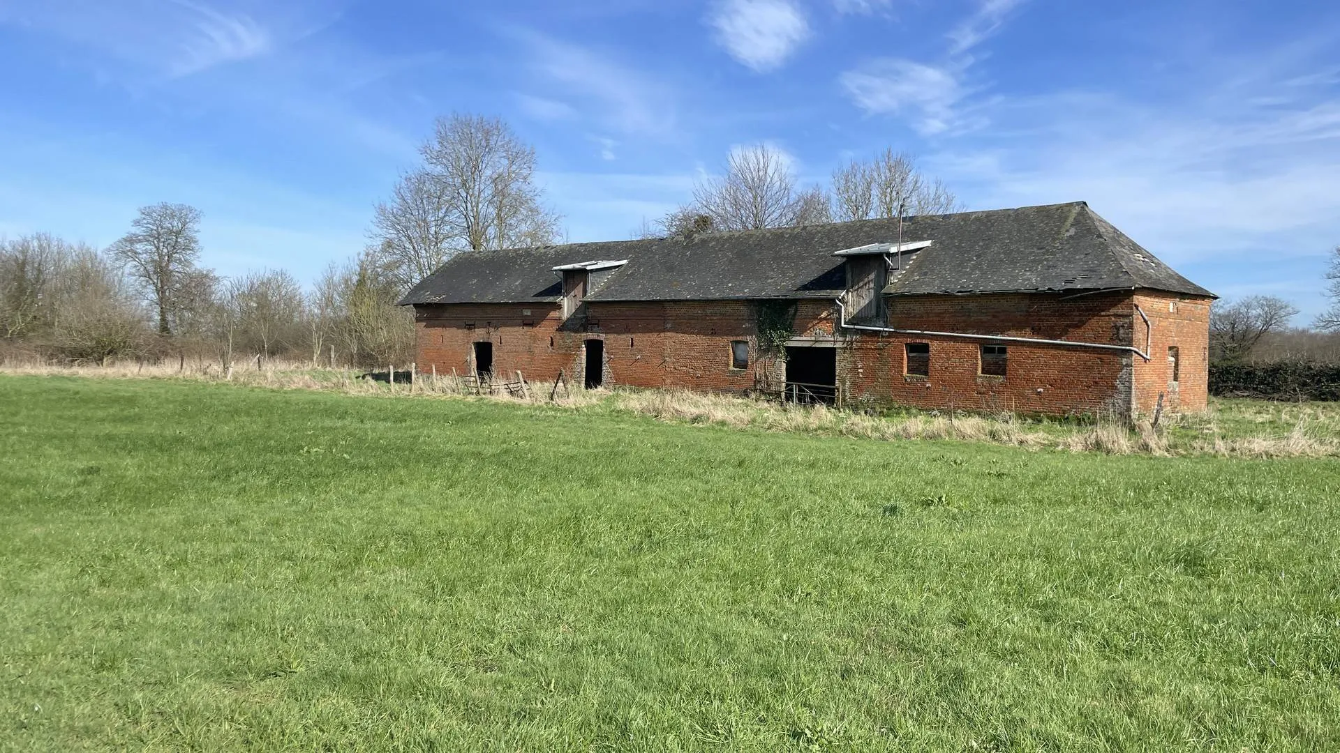 Immobilier en Normandie : Grange de 180 m² sur terrain de 2 000 m² : Opportunité rare pour un projet de rénovation sur un beau terrain arboré.
