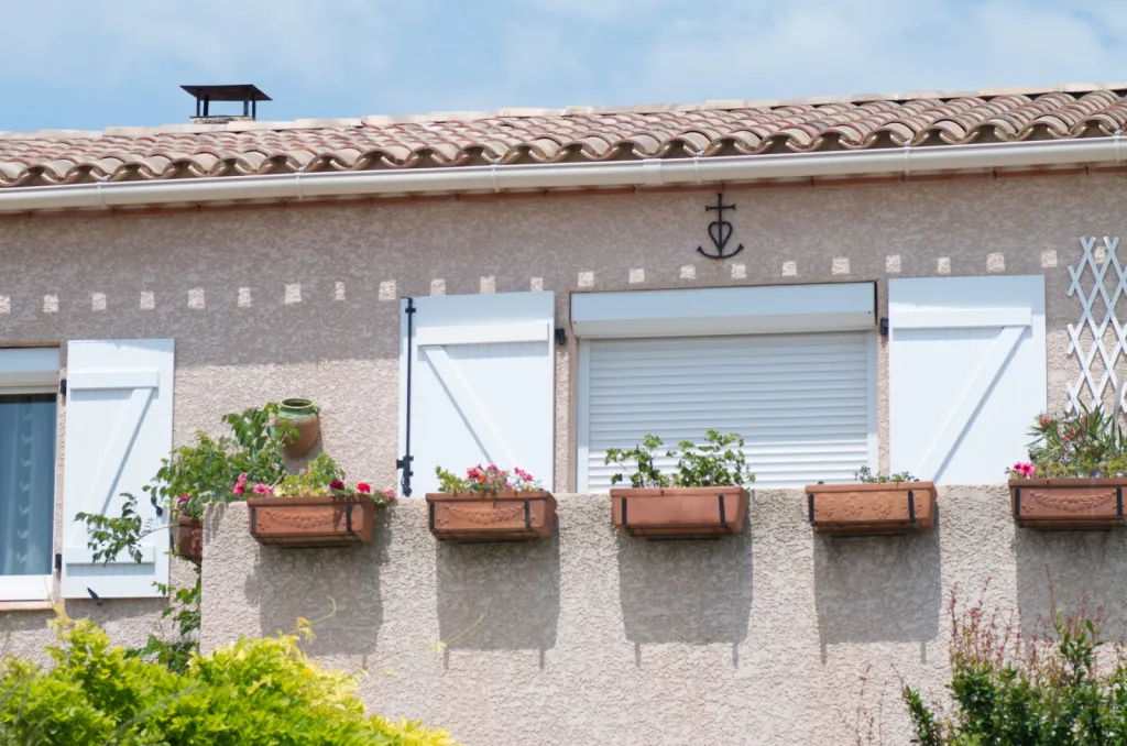 Spécialiste en volet roulant électrique ou volet solaire en aluminium robuste, esthétique et motorisé à Dardilly, pose et conseil sur mesure