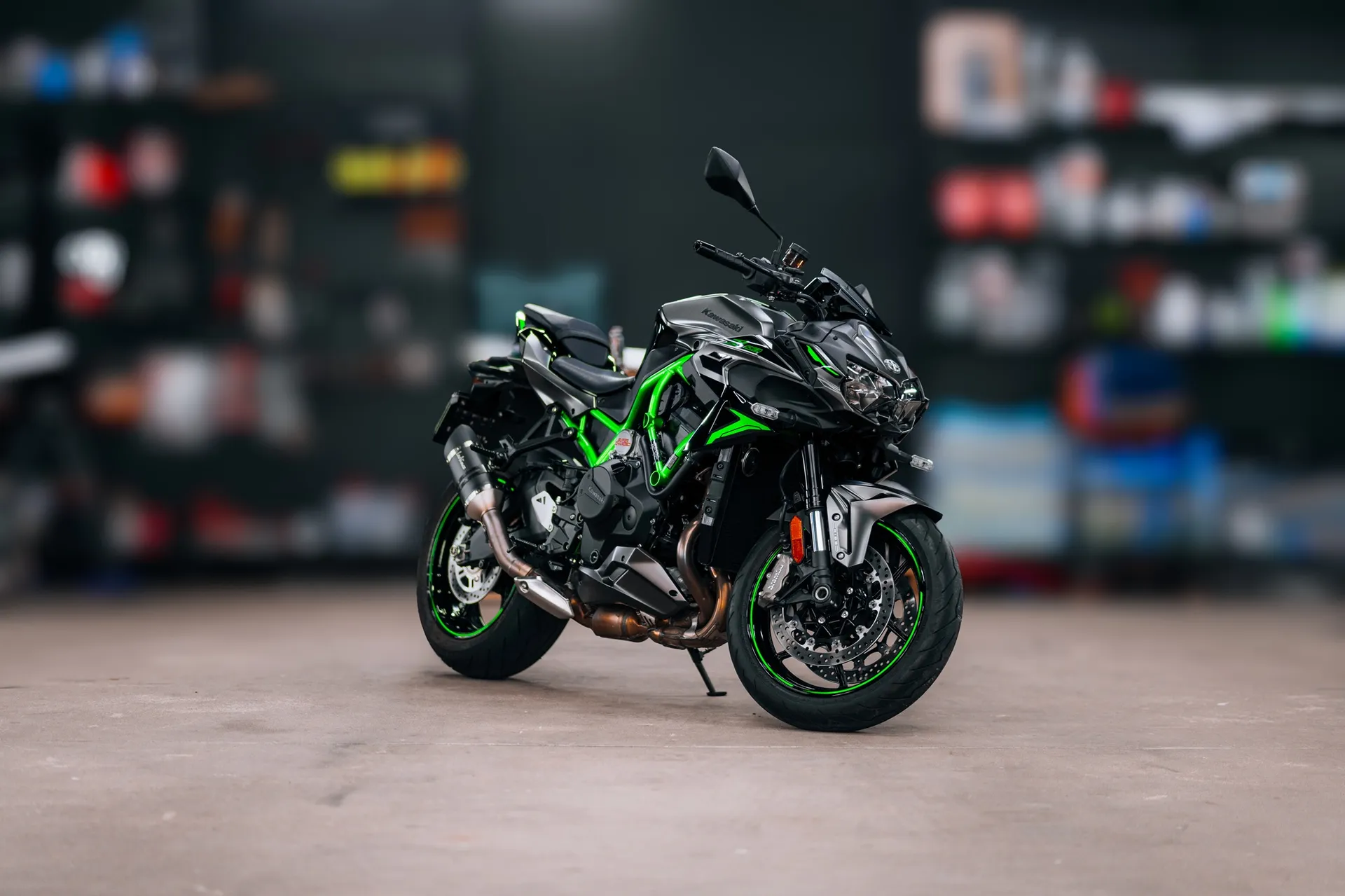 Photo d'une Kawasaki Z900 avec des accessoires dans le magasin de moto Jouy Moto à Villeneuve-Saint-Georges