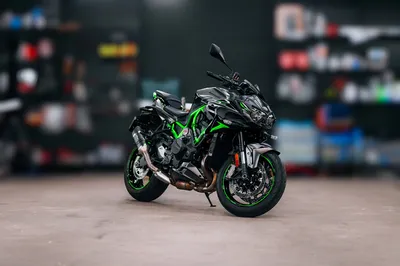 Photo d'une Kawasaki Z900 avec des accessoires dans le magasin de moto Jouy Moto à Villeneuve-Saint-Georges