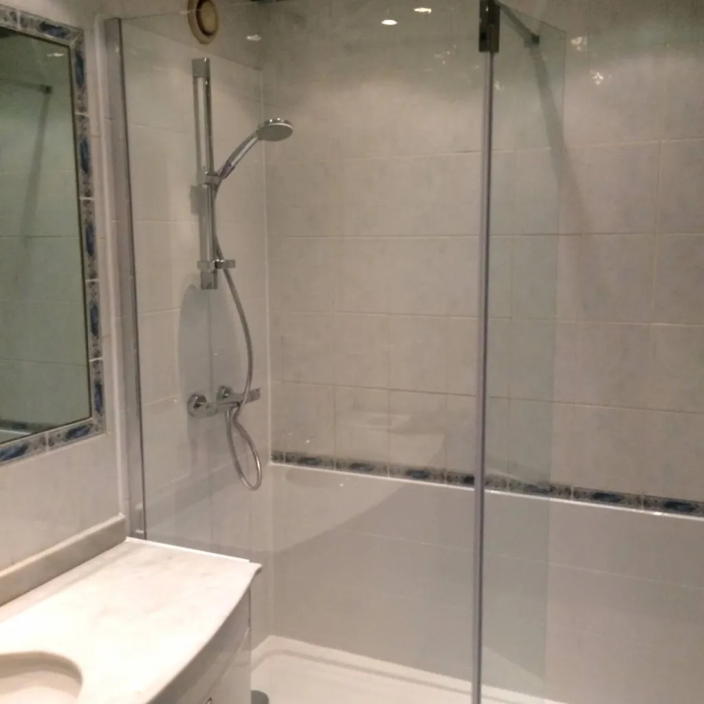 Remplacement baignoire par douche senior sécurisée Cogolin Var (83)