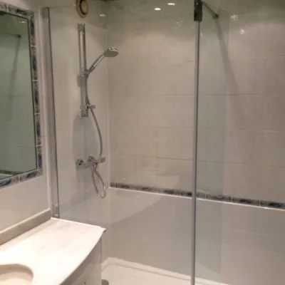 Remplacement baignoire par douche senior sécurisée Cogolin Var (83)