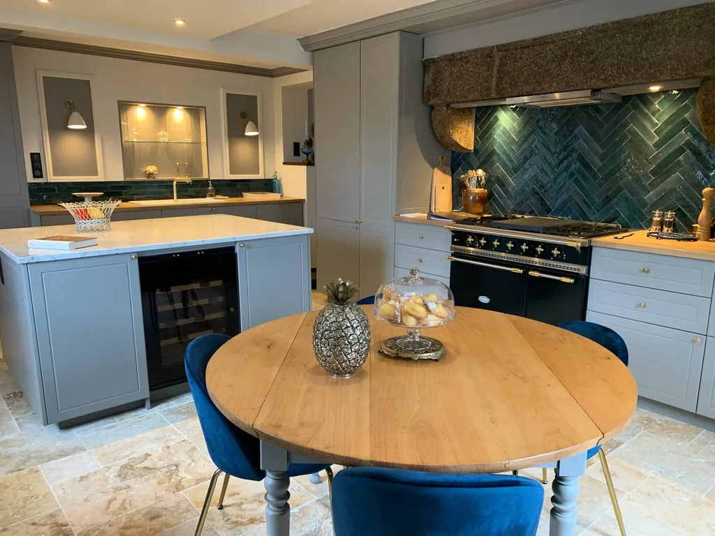 Réalisation d'une cuisine sur mesure traditionnelle chic à Roanne