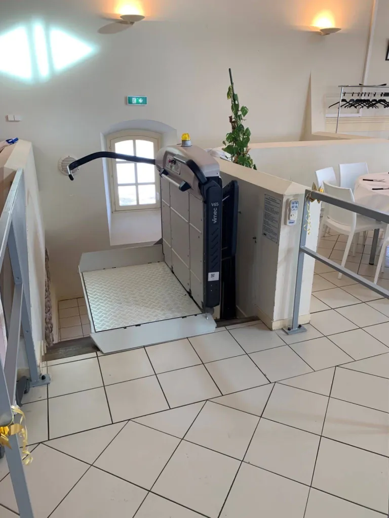 Protection déployée lors de l'utilisation de cette plateforme oblique VIMEC V65 dans un escalier courbe au sein d'un ERP près d'Aix en Provence