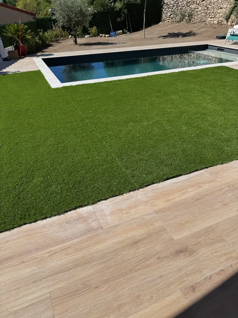 Pose de gazon synthétique entre terrasse et piscine à Lambesc