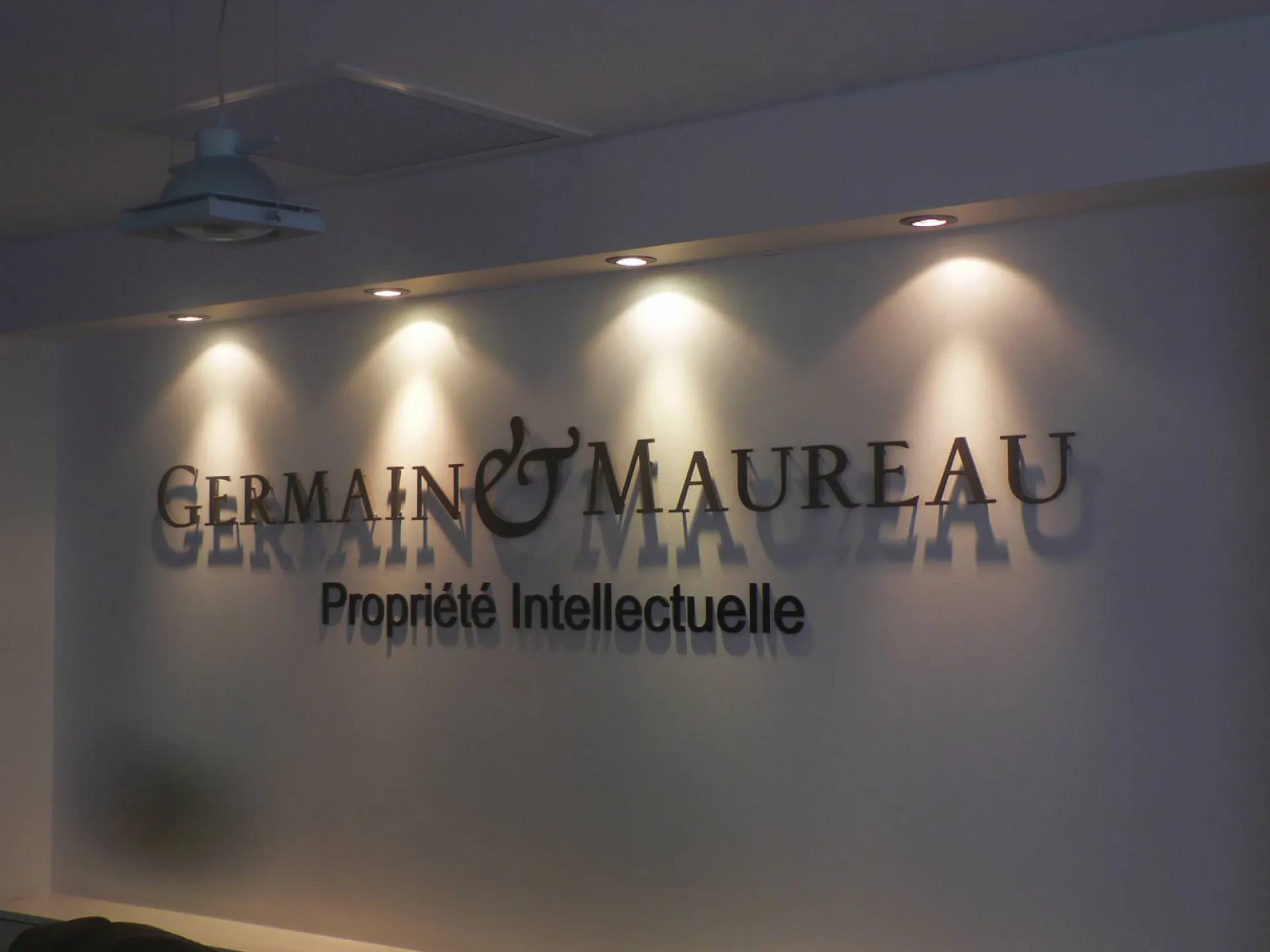 Enseigne intérieure cabinet avocat eclairage indirect