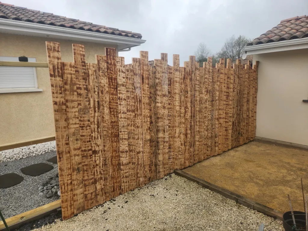 Clôture bois haut de gamme en croûte de pin à Sanguinet dans les Landes.
