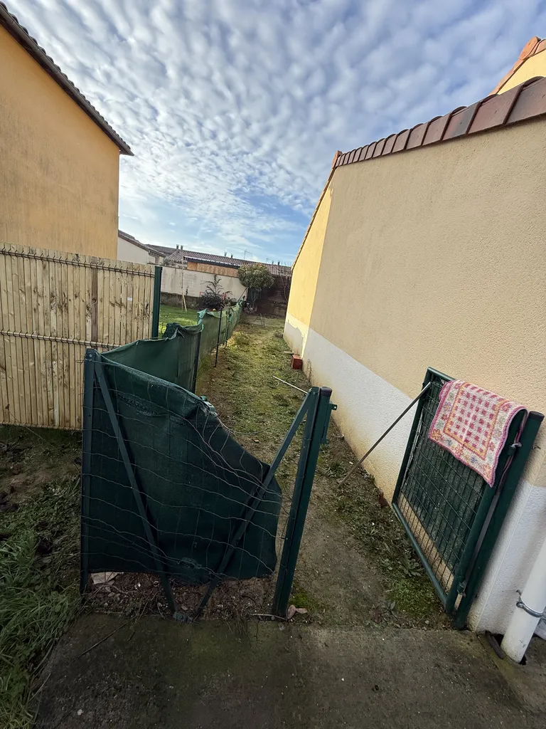 Pose de clôture rigide occultante à Roquettes (31120) — Remplacement de clôture avec portillon