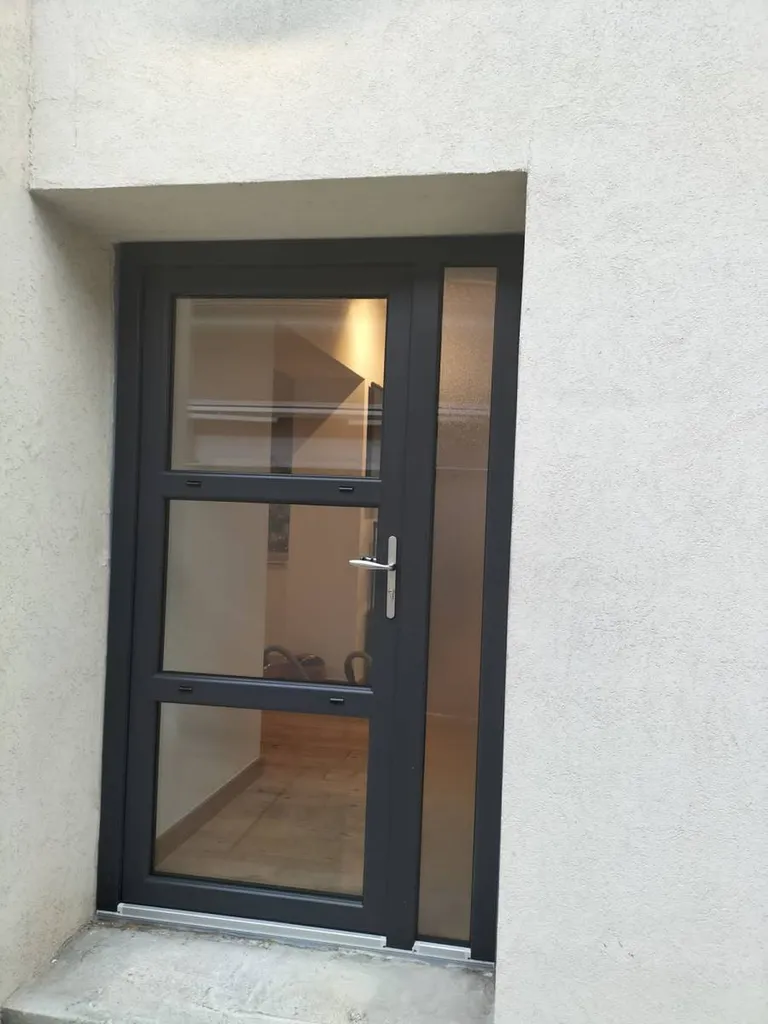 Installation d'une porte d'entrée en aluminium pour villa à Lyon 69