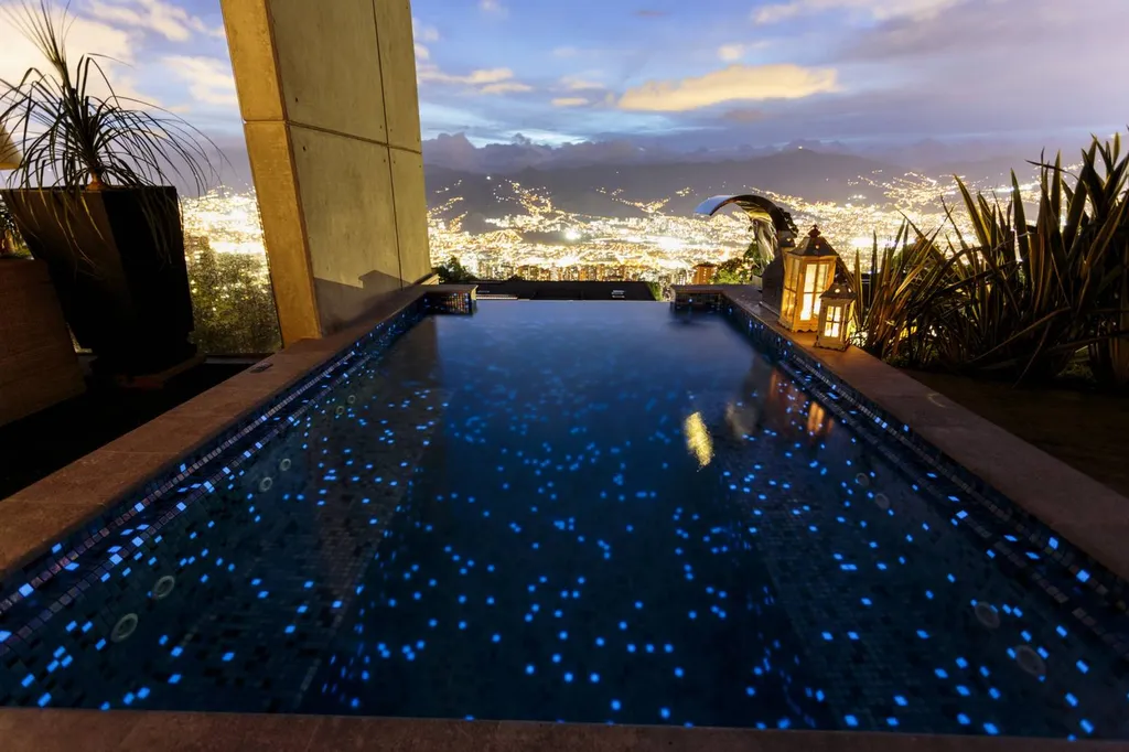 UNE PISCINE QUI BRILLE LA NUIT - MOSAIQUE FOSFO