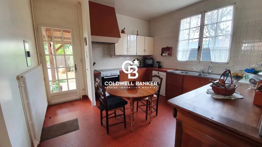 cuisine dinatoire ouvrant sur la loggia avec barbecue