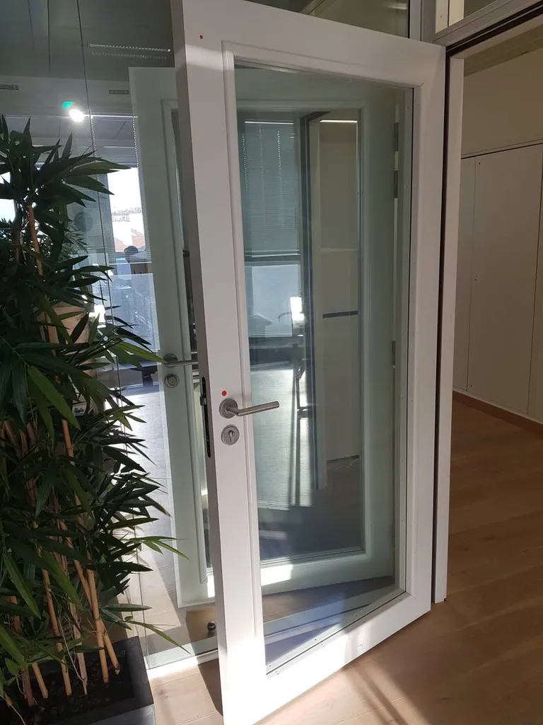 Cloison vitrée toute hauteur avec porte vitrée sur encadrement alu à Courbevoie 