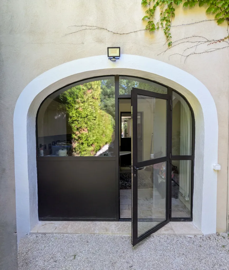 Fabrication d’une menuiserie en acier sur mesure avec soubassement tôlé et vitrage haute performance aux Platanes à Aix-en-Provence