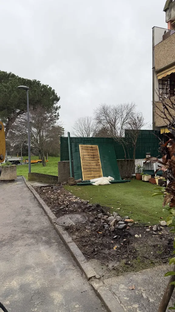 Remplacement de haie et grillage souple par clôture rigide occultante PVC verte à Blagnac près de Toulouse.