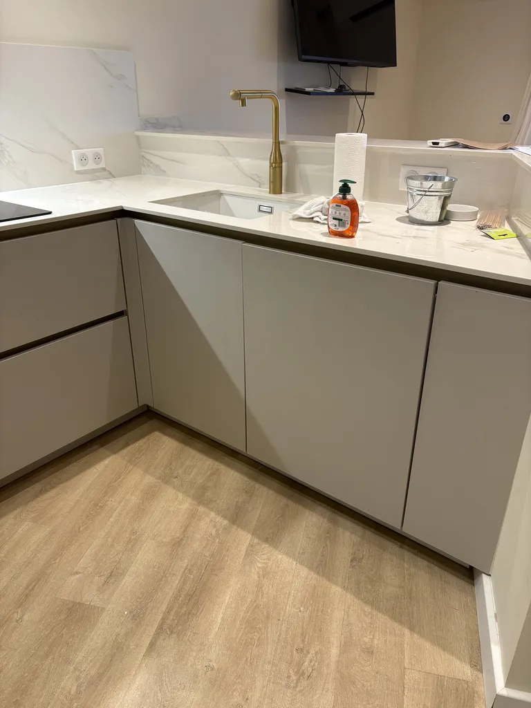 Transformation d'une cuisine avec effet bois clair sur la cote d'azur