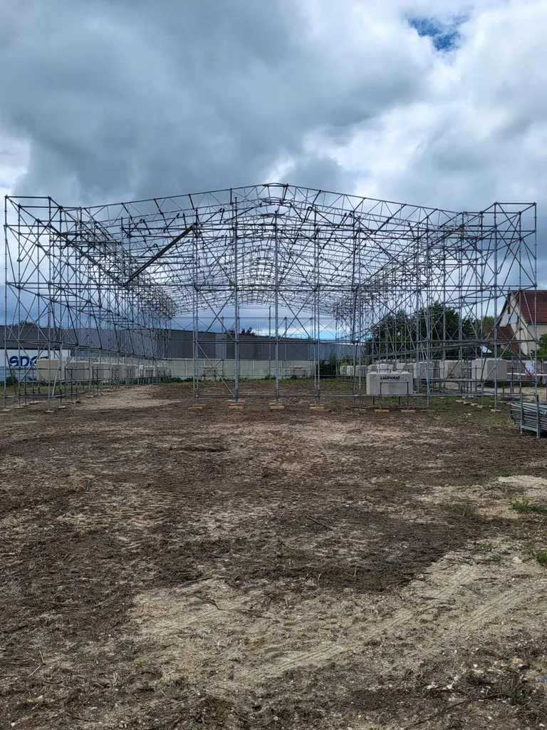 Montage d'un échafaudage parapluie en cours à Honfleur par MLS