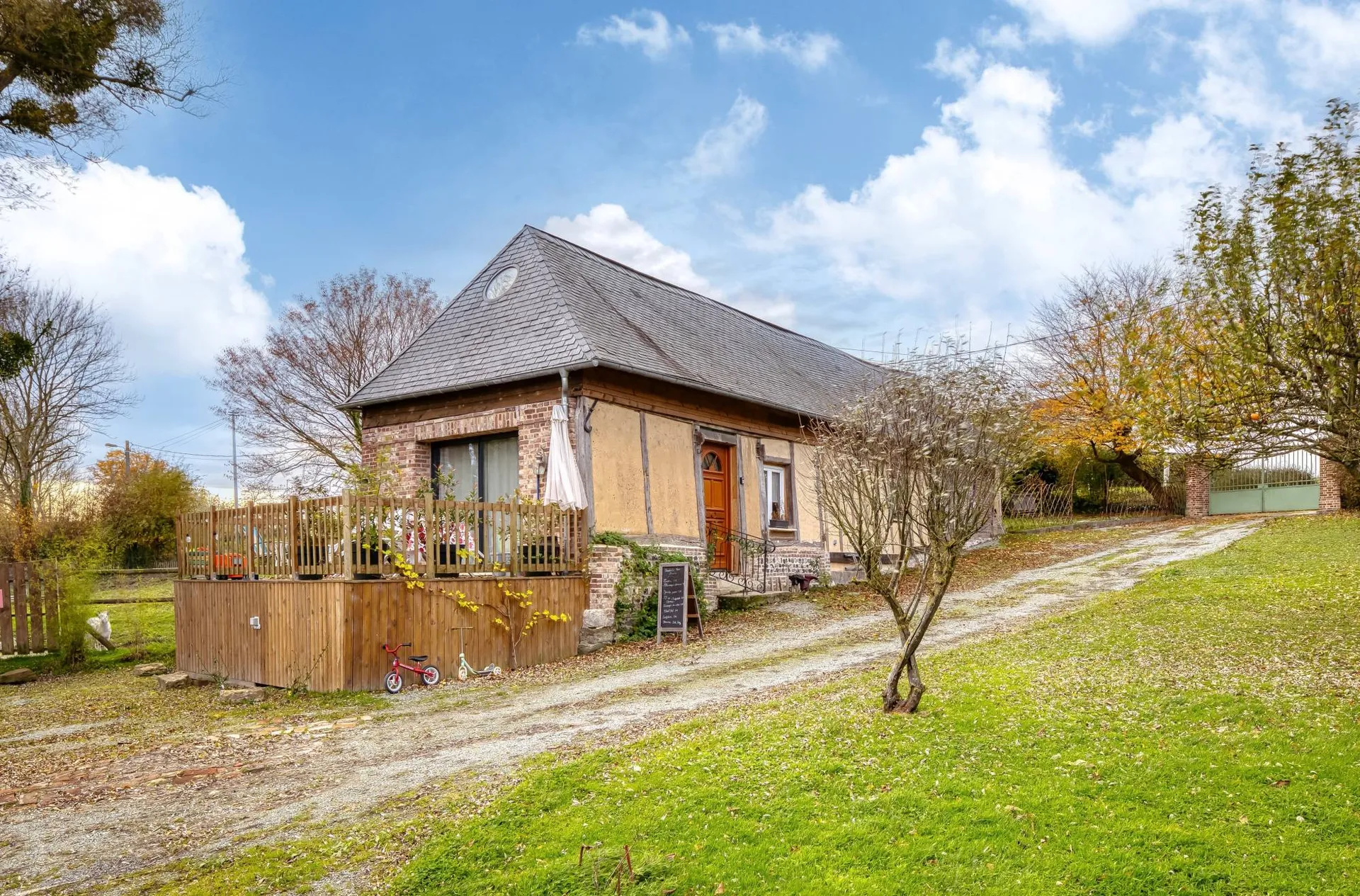 À vendre gîte indépendant classé 3 étoiles entièrement rénové avec des matériaux de qualité.