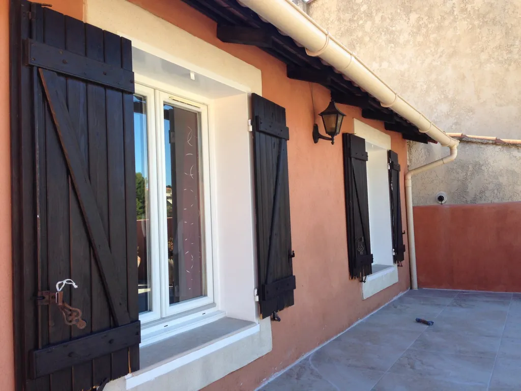 Volets en bois sur Martigues (avant)