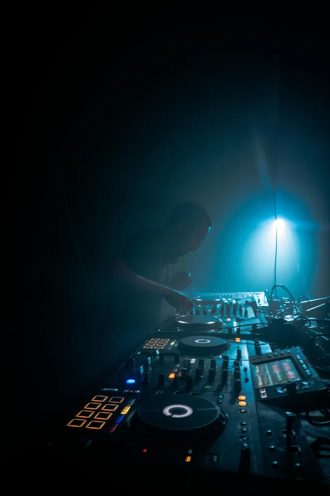 DJ en prestation lors d’une soirée corporate à Toulouse avec installation sonore et gestion musicale pour événement d’entreprise.