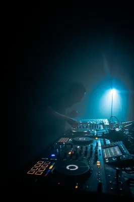 DJ en prestation lors d’une soirée corporate à Toulouse avec installation sonore et gestion musicale pour événement d’entreprise.