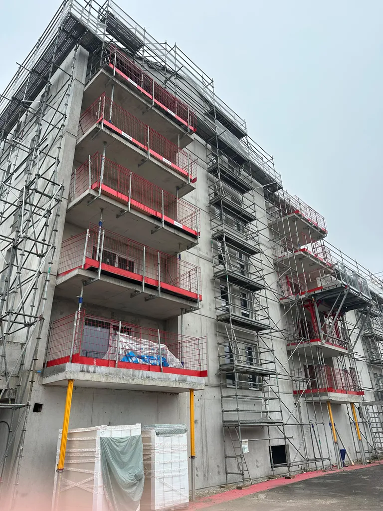 Location échafaudage pour toiture avec garde corps pour travaux de couverture en hauteur à Caen 14000