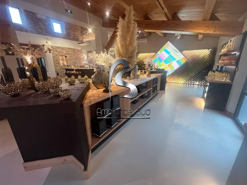 Réalisation du sol de la salle de vente du château de St Pierre en résine minérale effet béton ciré taloché aux Arcs à côté de Fréjus