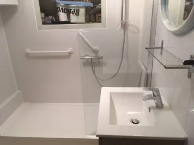 Remplacement baignoire par douche sénior sécurisée à Nîmes, Gard (30)