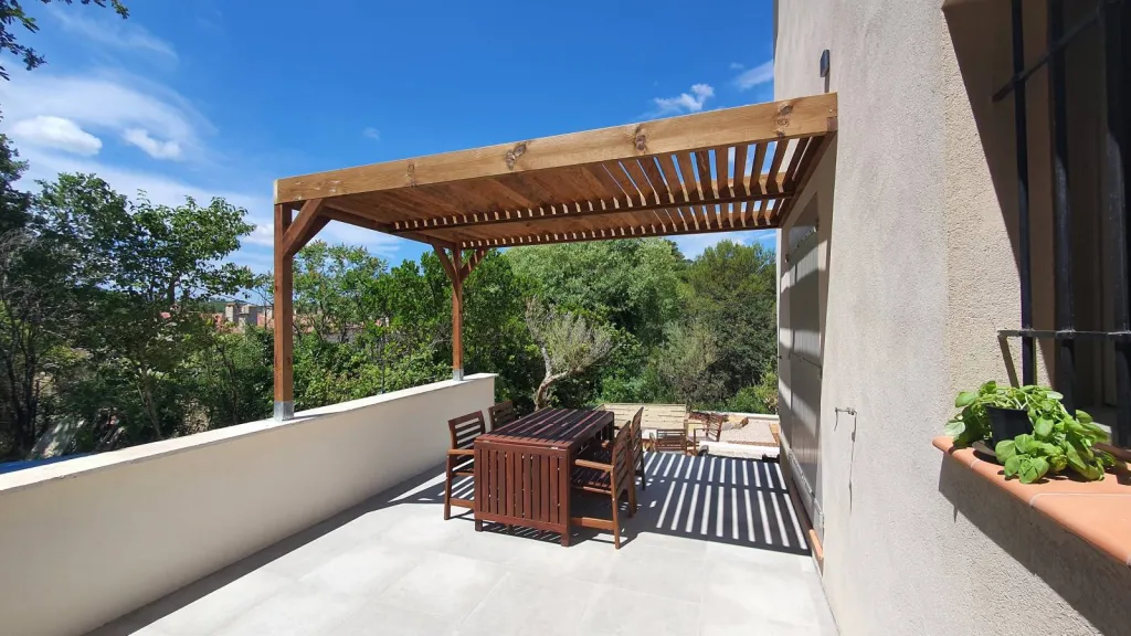 Persiennes et couverture de pergola en bois proche de Sainte-Maxime dans le Var 83