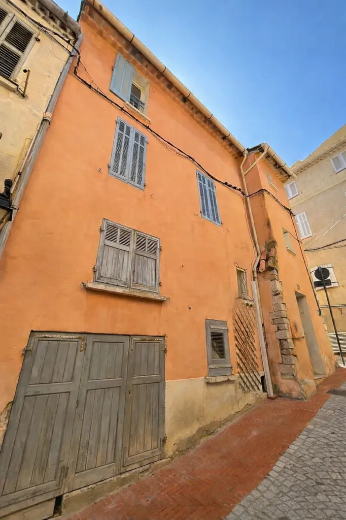 Estimation et mise en vente d’un immeuble de rapport avec trois appartements à Ollioules dans le Var