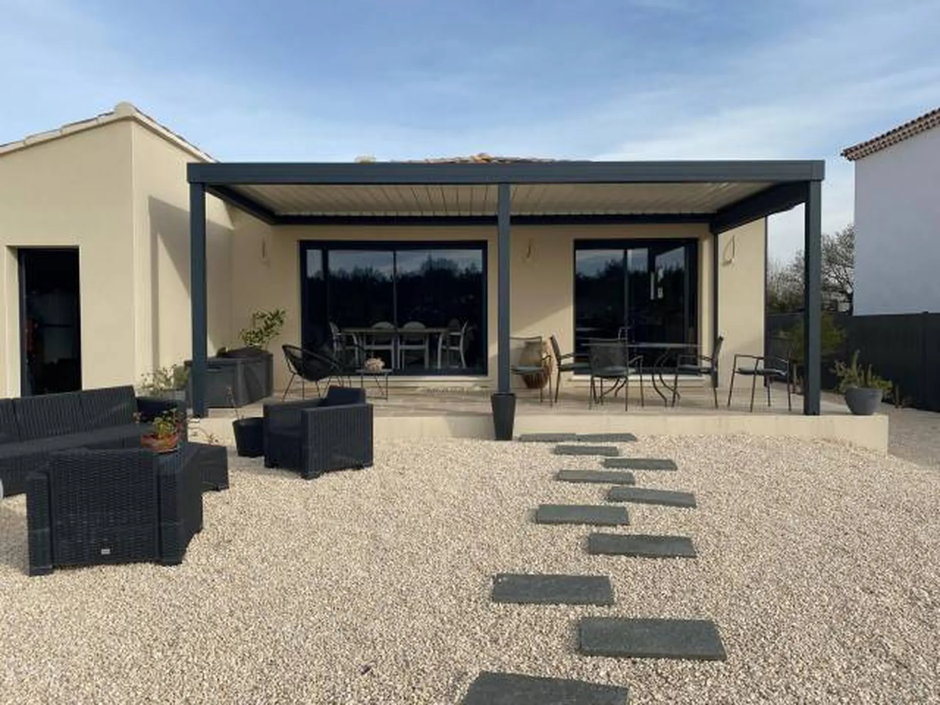 Trouver un artisan pour l’installation d’une pergola bioclimatique à lames orientables à Martigues