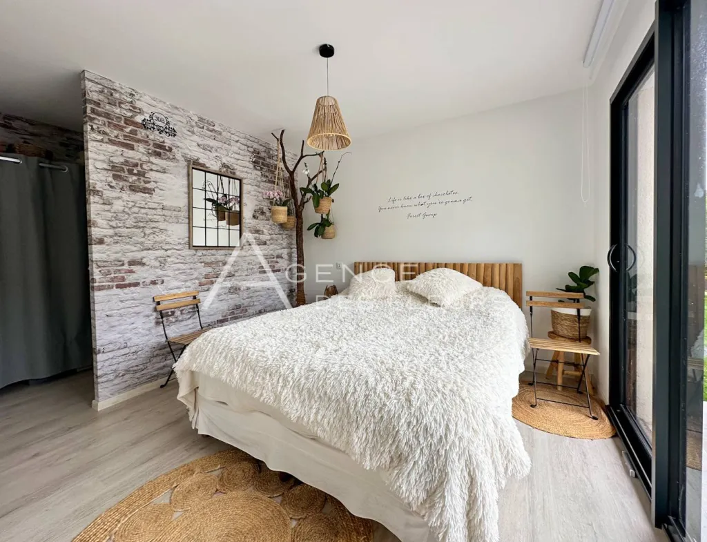 Magnifique plain-pied contemporain sur 832 m² de terrain clos.