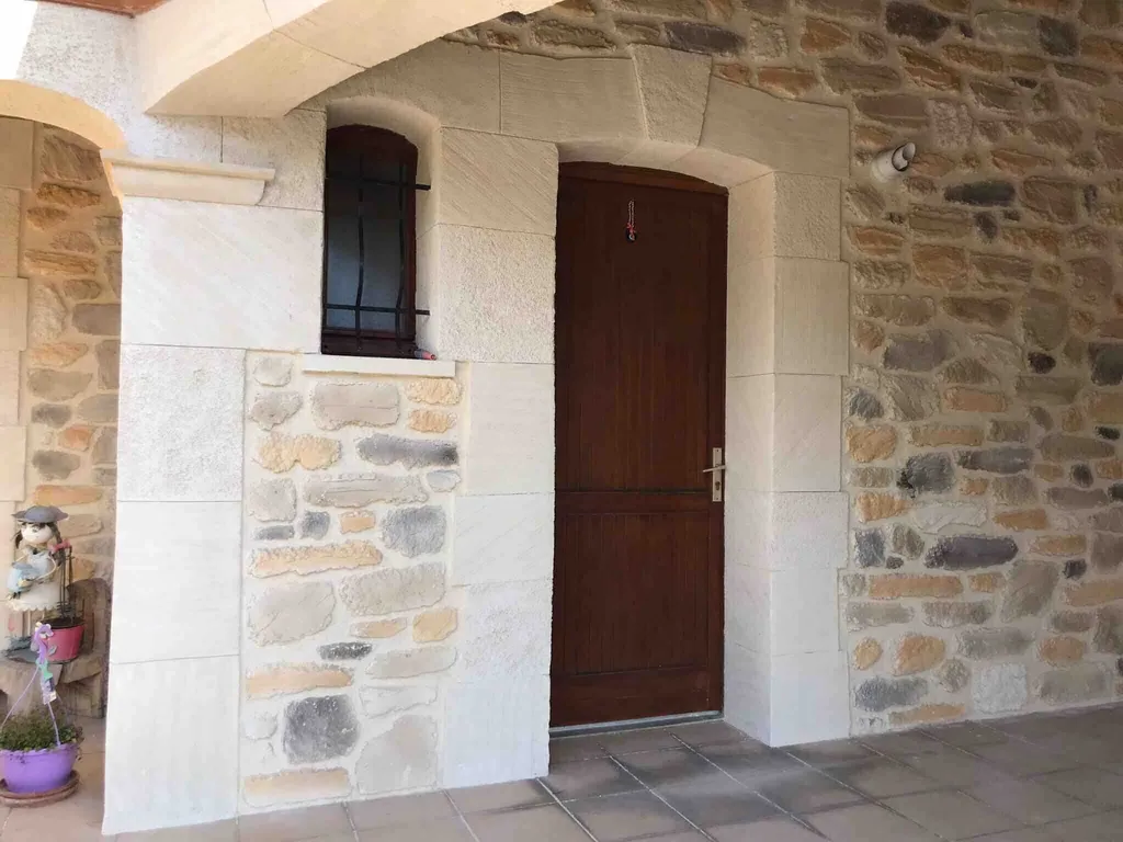 Rénovation d’une façade en pierre taillée à Calmont à côté de Mazamet dans le 34