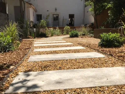 Transformation cooconing dans le Vaucluse, avec des végétaux , fontaine moderne et copeaux de bois