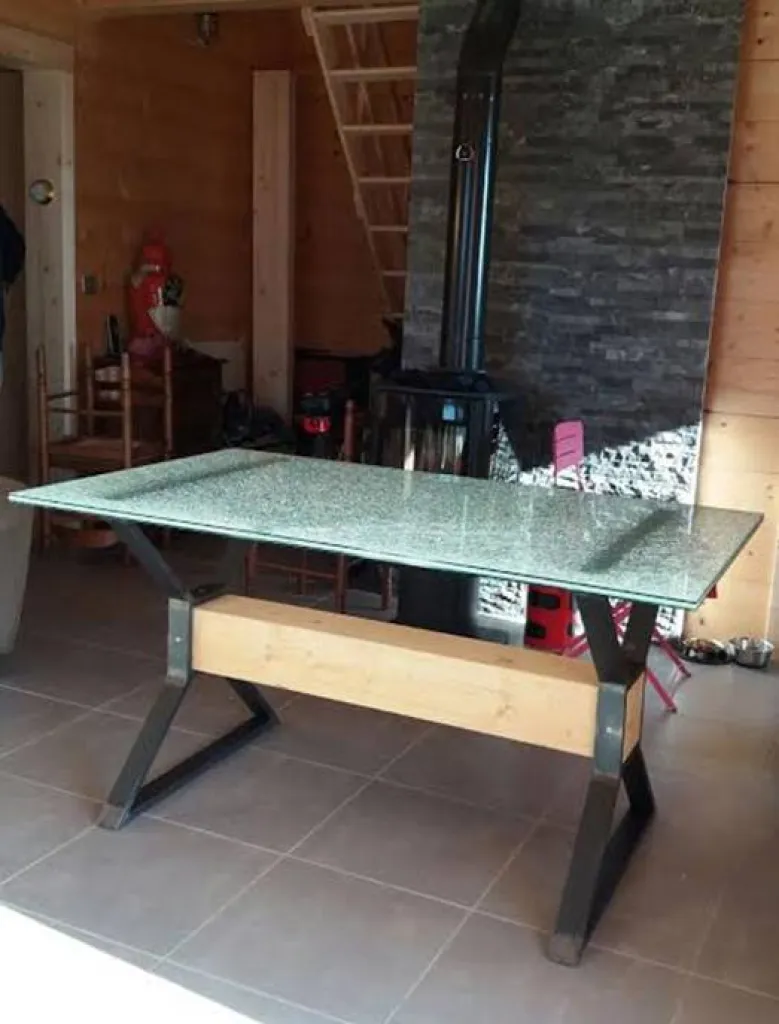 Table réalisée à Marseille. Pieds en fer forgé. Plateau de verre brisé en direct.