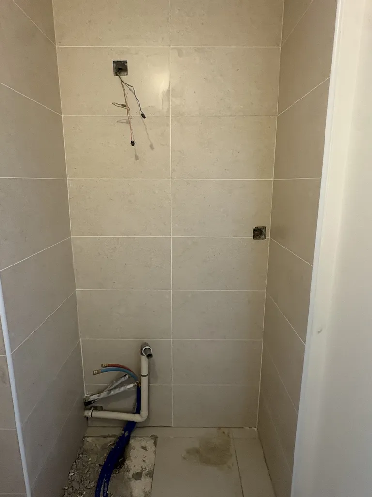 Rénovation, tirage électrique et réseaux d'eau pour meuble vasque à Montpellier par EPCM ARTISAN