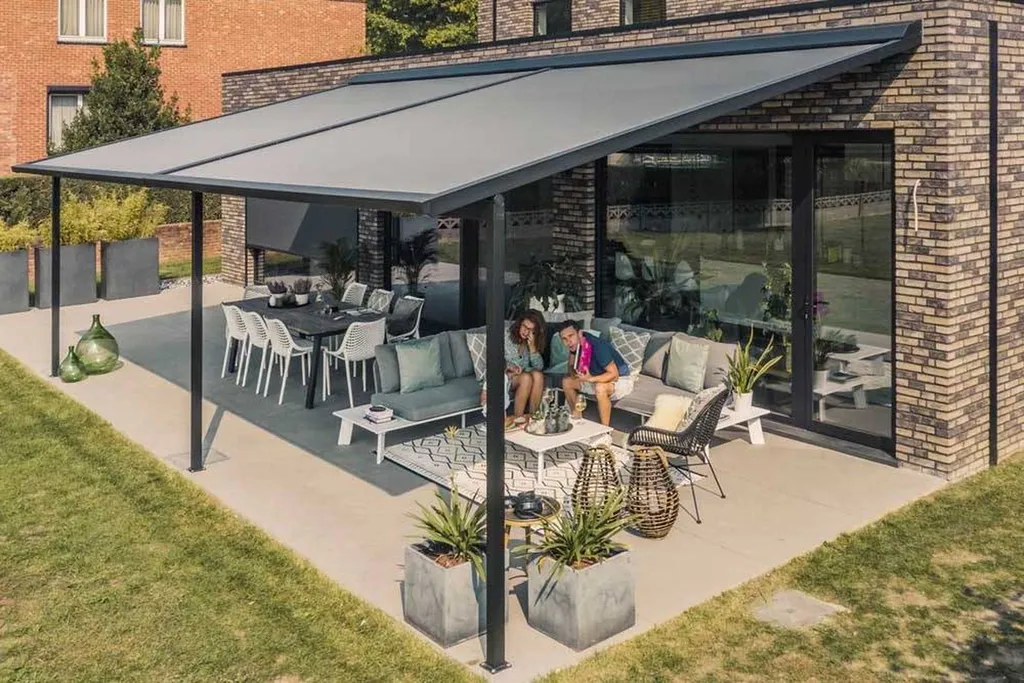 Pergola sur mesure à toile rétractable vu extérieur