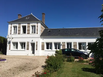 A vendre : Maison de caractère offrant de beaux volumes et viable de plain-pied située à Norville