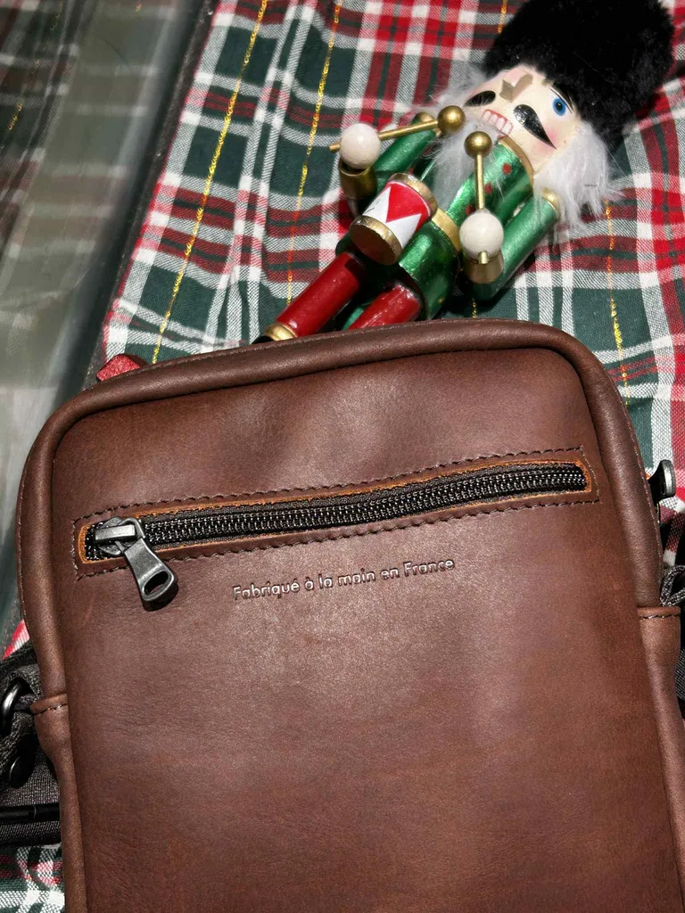 Sacoche Ateliers Fourès en cuir cognac disponible chez Evasion Eu