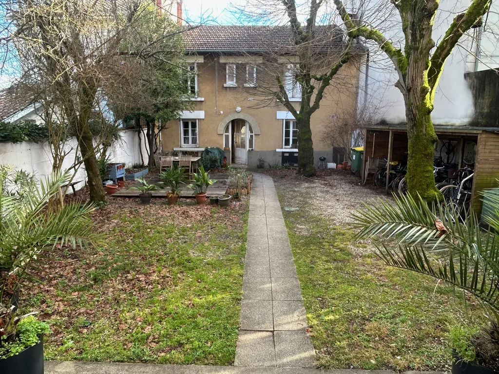 Joli T2 rénové dans immeuble en pierre Bordeaux Caudéran, Parc Bordelais