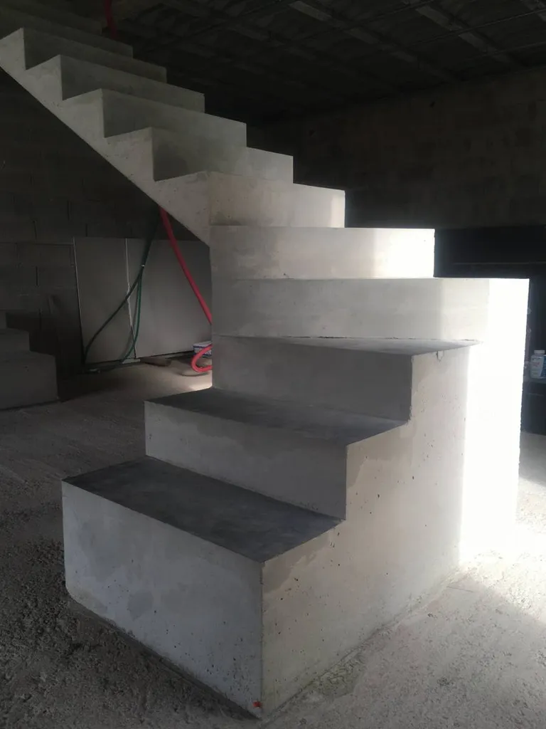 Conception et réalisation d'un escalier en béton dans une maison neuve à Salon de Provence