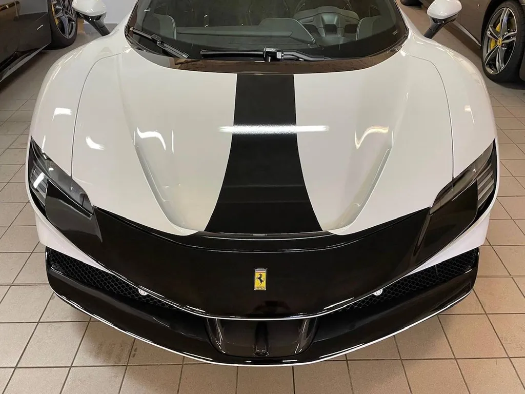 Personnalisation Capot Ferrari SF90