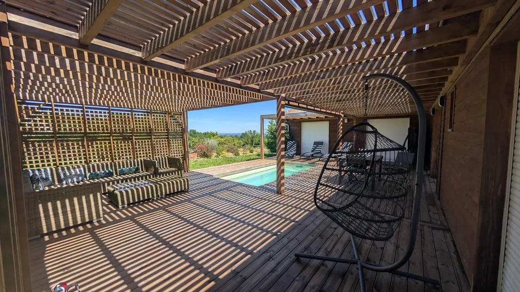 Terrasse en bois résineux Thermo'Pin et pergola Douglas sur mesure autour de piscine à Vaïssac en Tarn-et-Garonne