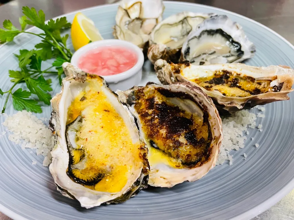 Les Huîtres de Cancale en chaud et froid, beurre de piment d'Espelette.
