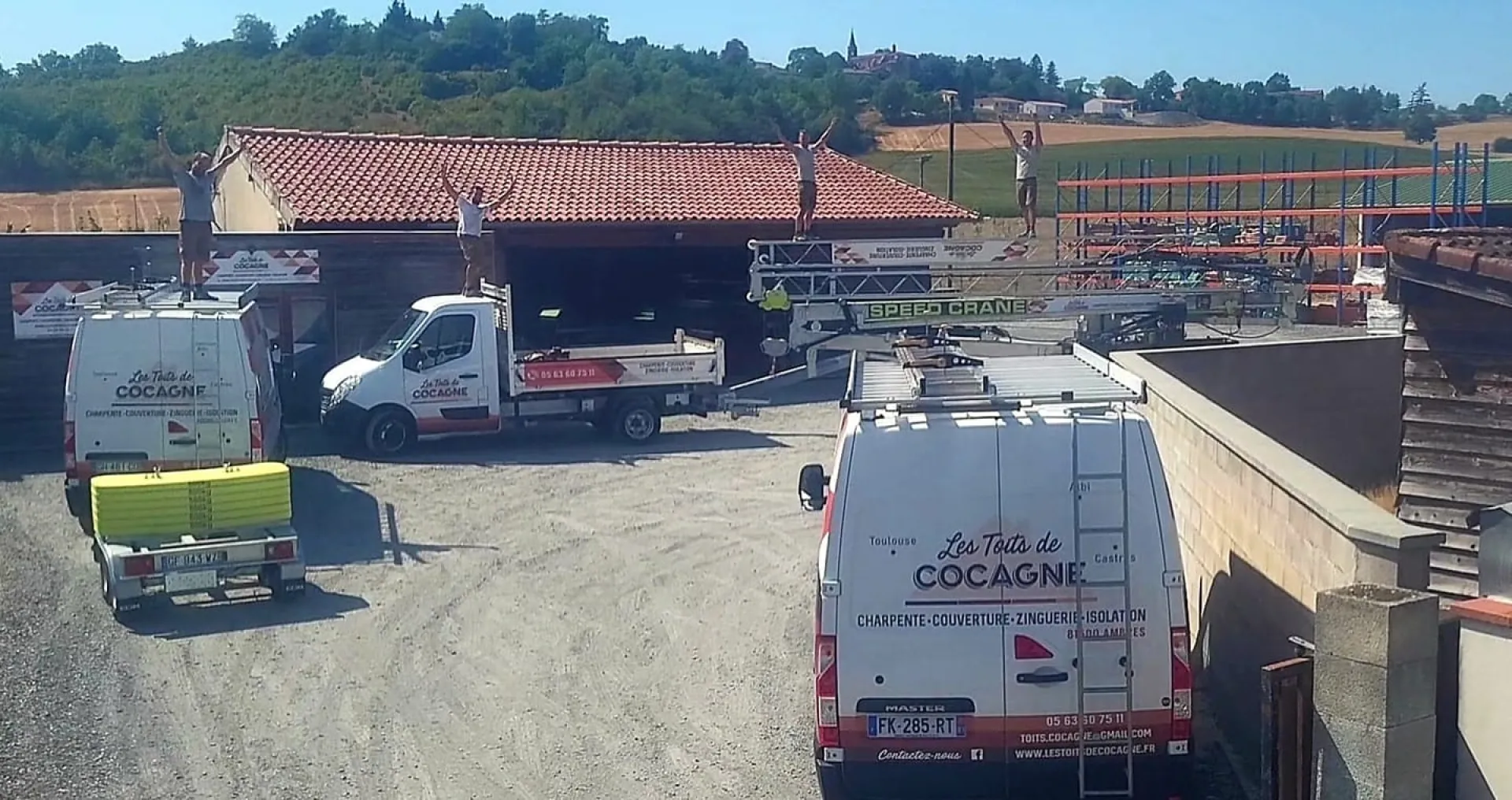 Notre équipe au complet avec les véhicules et engin de levage