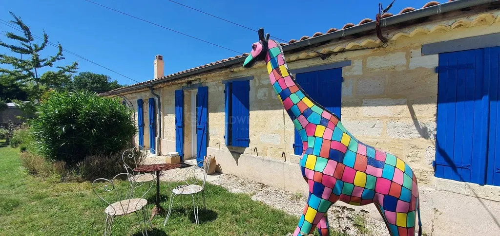 Maison en pierre rénovée avec piscine et grand terrain - Pessac à vendre
