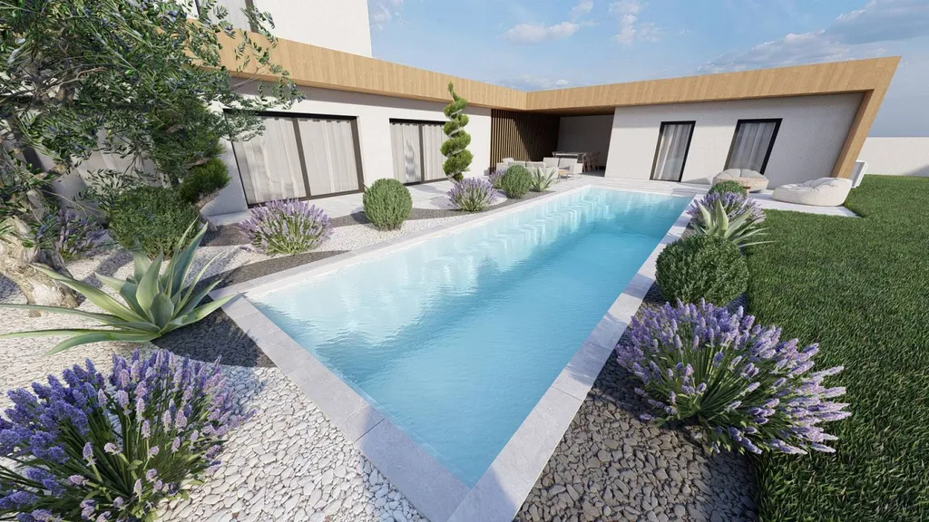 piscine dans jardin avec pelouse et margelles