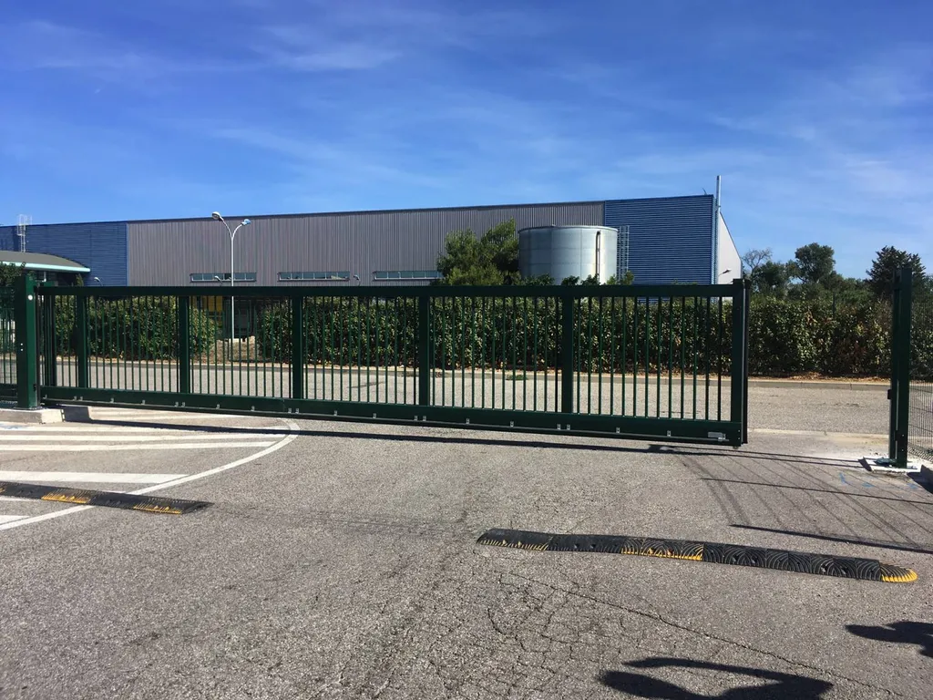 Réalisation d'un portail autoportant à Miramas