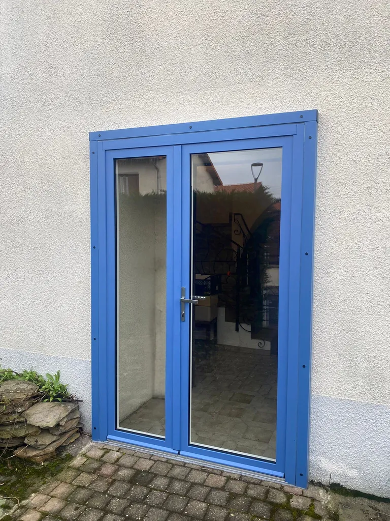 Pose d'une porte-fenêtre hybride Minco en bois et aluminium avec serrure à Valence dans la Drôme (26) par 3 Baies