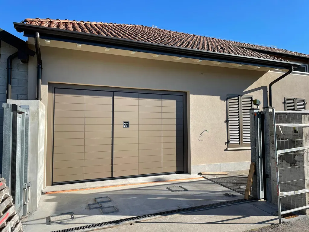 Portes de garage basculantes Silvelox Secur et Secur Plus en Corse-du-Sud : contrepoids auto-releveur breveté, sans rails au plafond, bois Okoumé et certification anti-effraction classe 3 pour exigences les plus élevées
